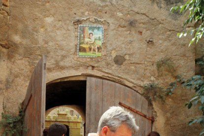 El tinent d'alcalde de Tortosa, Josep Felip Monclús, acompanyant la premsa pel que serà l'accés al nou Centre de les Tres Cultures.