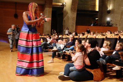 Lucrecia interactúa con algunos niños que asistieron al Palau este lunes por la tarde en el acto que sirvió de previa para presentar la canción de los Juegos.