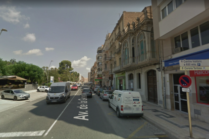 El incendio se ha producido en el ático del bloque de pisos 107 de la Avenida de la Generalitat de Tortosa.