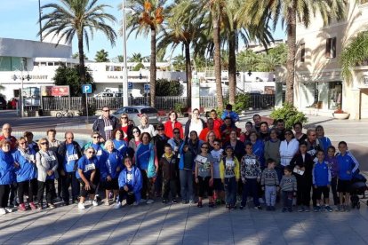 Fotografía de familia de los participantes en una de las actividades organizadas por el CAR Salou.