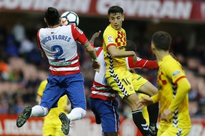 El central del Nàstic Julio Pleguezuelo durant una acció amb el central del Granada Chico Flores durant el duel d'aquest dissabte.