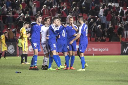 Los jugadores del CF Reus celebran la victoria conseguida en el derbi disputado en el Nou Estadi.