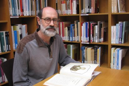 L'arqueòleg Jordi López, amb el facsímil del manuscrit que va fer Hernández Sanahuja, qui va excavar a la Pedrera del Port.