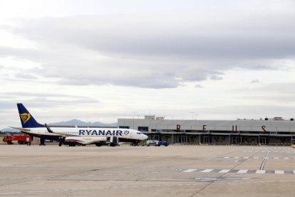 Un avión de Ryanair al lado de la terminal del Aeropuerto de Reus.