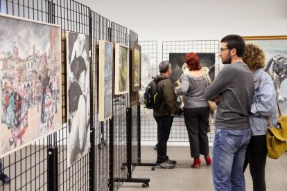 Primeros visitantes de la exposición a la sede de la subdelegación del Gobierno.