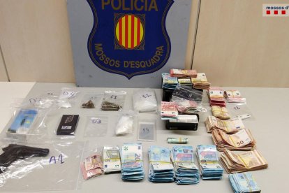 En el registro se decomisaron una pistola de aire comprimido y más 33.000 euros.