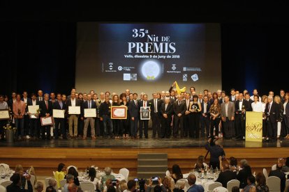 Fotografia de tots els premiats en la 35a edició de la Nit de Premis que Valls va viure dissabte al Centre Cultural.