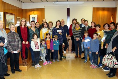 Fotografía de familia de los ganadores de la campaña 'Un Navdal de Regal'.