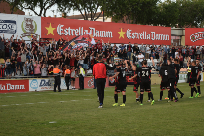 En la anterior campaña, los roig-i-negres celebraron la permanencia virtual en el Estadi.