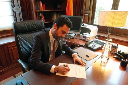 El president del Parlament, Roger Torrent, firmant la proposta de Carles Puigdemont com a candidat.