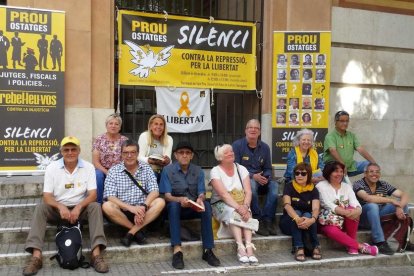 Imagen de la protesta de este lunes en la puerta de la parroquia de Sant Pau, delante del Palacio de Justicia.