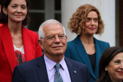 El ministre d'Exteriors, Josep Borrell, a les escales del Palau de la Moncloa.