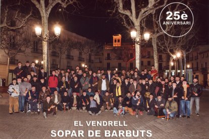 Fotografía de grupo de la 25ª Sopar dels Barbuts del Vendrell.