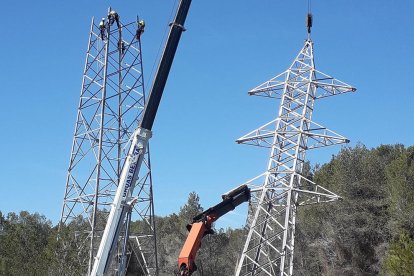 Imatge de la construcció de diverses torres en la nova línea