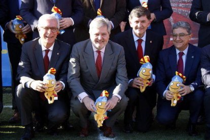 Plano abierto del alcalde Josep Fèlix Ballesteros; el ministro Íñigo Méndez de Vigo; el presidente del Nàstic, Josep Andreu, y el delegado Enric Millo, en el Nou Estadi sosteniendo la mascota de los Juegos Mediterráneos, 'Tarracus'.