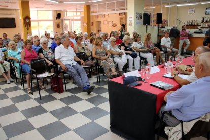 La sala de la llar estava plena de gom a gom per assistir a la xerrada dels doctors.