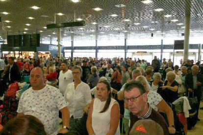 Imatge de les cues que s'han produït aquest dimarts a l'aeroport de Reus.