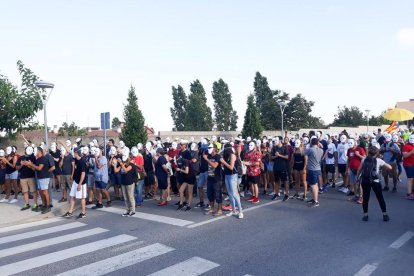 Els manifestants antifeixistes duien caretes blanques.