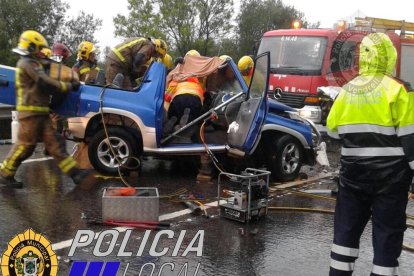 Una de les persones afectades ha quedat atrapada dins el vehicle