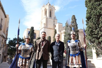 Josep Bertran i Francesc Seritjol entre dos armats.