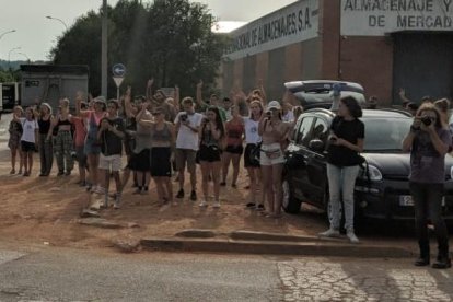 Activistes davant l'escorxador d'OsVaca Carns a Sabadell.