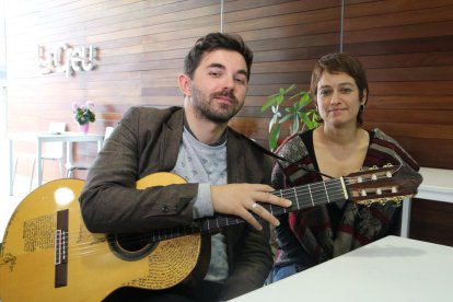 Pla mig de la poeta Sònia Moll i el cantautor Alessio Arena en la residència creativa a l'hostal la Creu de Móra d'Ebre.