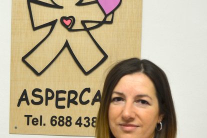 Laura Recha a la seu d'ASPERCAMP a Tarragona.