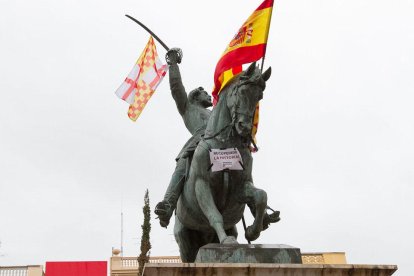 L'estàtua de Prim amb les banderes de Tabàrnia i Espanya