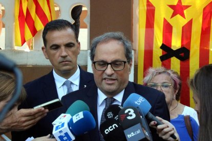 Plano corto de Quim Torra atendiendo a los medios de comunicación en Sant Feliu de Guíxols.