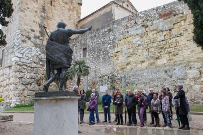 L'estàtua, en primer terme, i al seu davant el grup escolta les explicacions de Balart.