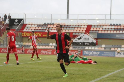 Miguel Linares celebra muy contento el gol anotado, que le sirvió a su equipo para hacerse con el triunfo.