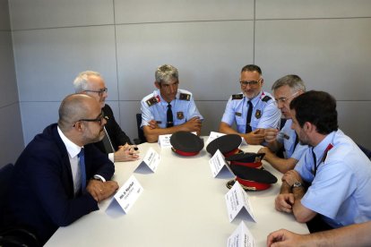 El conseller d'Interior, Miquel Buch, parlant amb els comandaments de Mossos, avui a Cambrils.