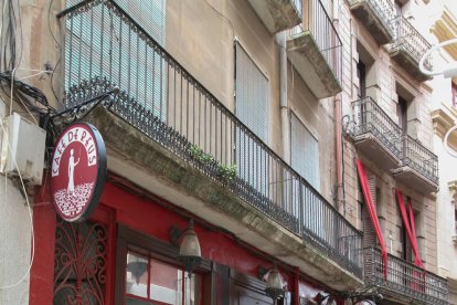 Los bajos en la calle Metge Fortuny son propiedad del Ayuntamiento.