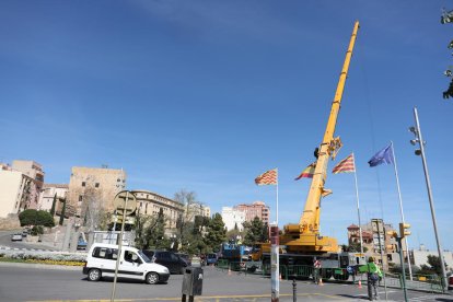 Imatge dels operaris treballant en la reconstrucció de la pèrgola.