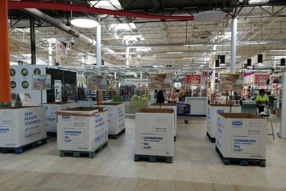 Els Carrefours de Reus i Tarragona disposaven de caixes per guardar els aliments donats