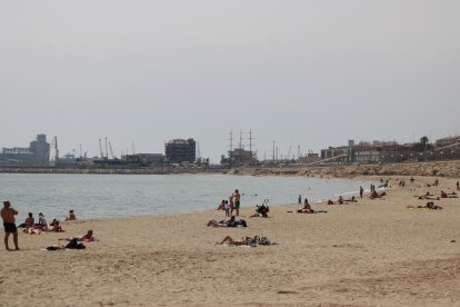 Pla obert de la platja del Miracle a Tarragona amb diversos banyistes.