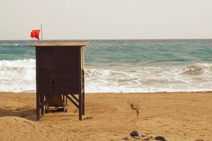 Bañarse cuando hay bandera roja comporta sanciones económicas que dependen de las ordenanzas municipales.