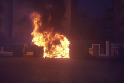 Los contenedores han quemado en la calle Tramuntana.