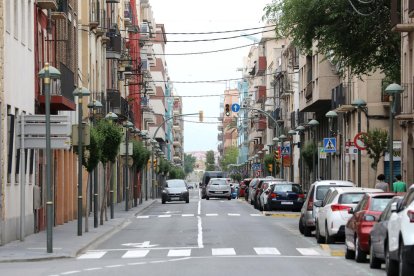 El carrer Reial podria ser de sentit únic i disposar de voreres més amples en el futur.