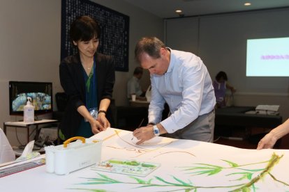 L'artista Jordi Isern pintant durant la trobada amb una escola d'art de discapacitats japonesa.