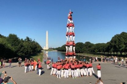 La Vella dels Xiquets de Valls davant del Lincoln Memorial, on ha descarregat un castell -un 4 de 8- amb el Washington Monument i el Capitoli de fons.