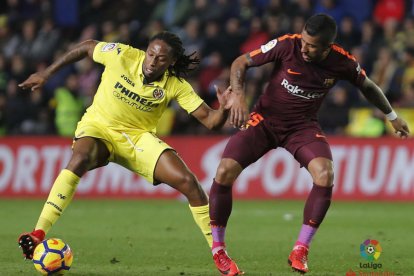 Semedo lluitant una pilota amb Paulinho