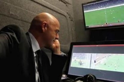 El president de la FIFA, Gianni Infantino, comprovant el funcionament del VAR.