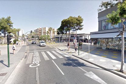 El taxista recogió el grupo en la calle Brusel·les de Salou.