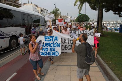 Los vecinos se concentraron en el puerto del municipio para hacer visibles sus reivindicaciones.