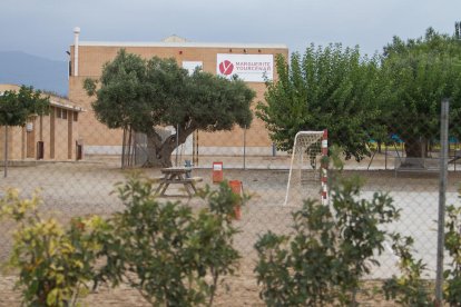 La valla que anuncia la ubicación del centro ya lucía la variación.