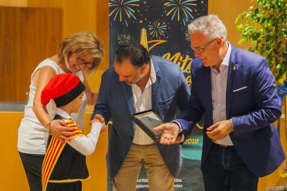 L'hereu de Salou entrega una placa commemorativa a Fernando de Yarza, sota l'atenta mirada de la regidora Maria José Rodríguez i l'alcalde, Pere Granados.