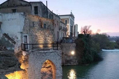 Imagen de la fachada fluvial de Amposta.