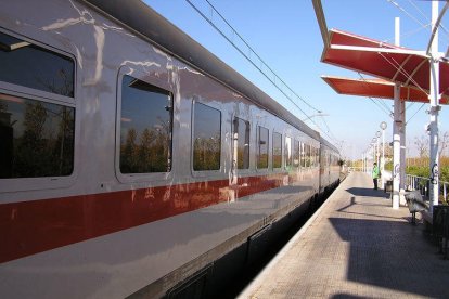 Un tren al baixador de PortAventura, que es mantindrà un cop es desmantellin les vies.