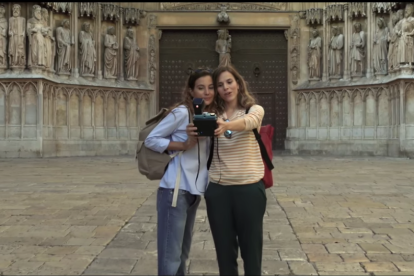 Imatge de l'espot 'La ruta de l'atzar' amb la catedral de Tarragona de fons.